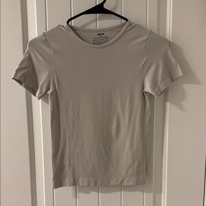 SKIMS Soft Smoothing Seamless T-Shirt in Stone Size M
